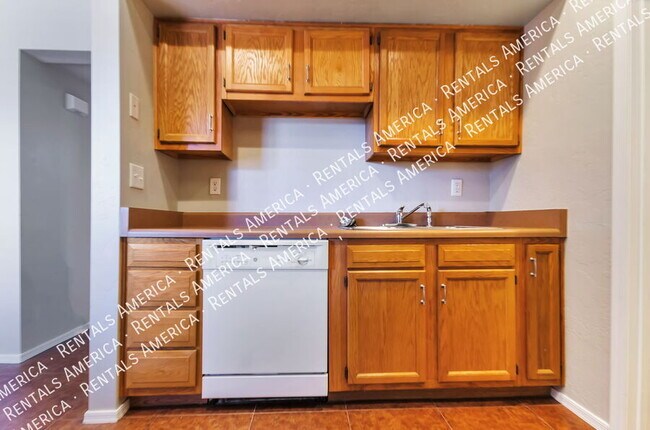 Building Photo - 1013 E Halcyon Rd