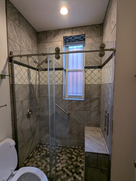Full Bathroom - 3212 W Warren Blvd
