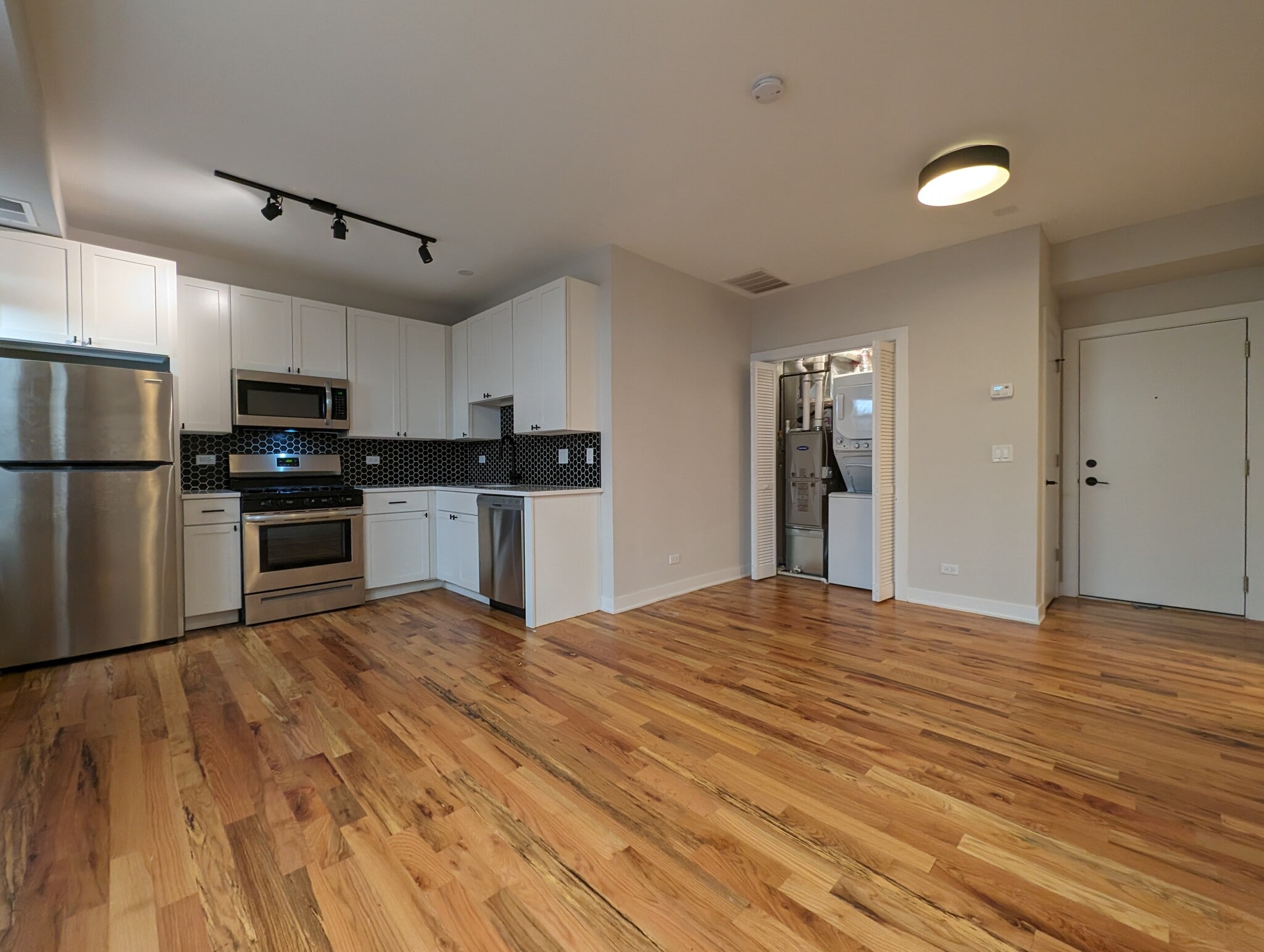 Building Photo - 650 W Wrightwood Ave
