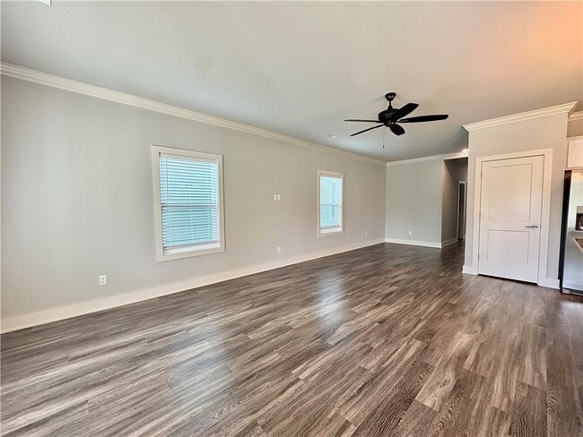 Building Photo - 925 NE Hts Ln