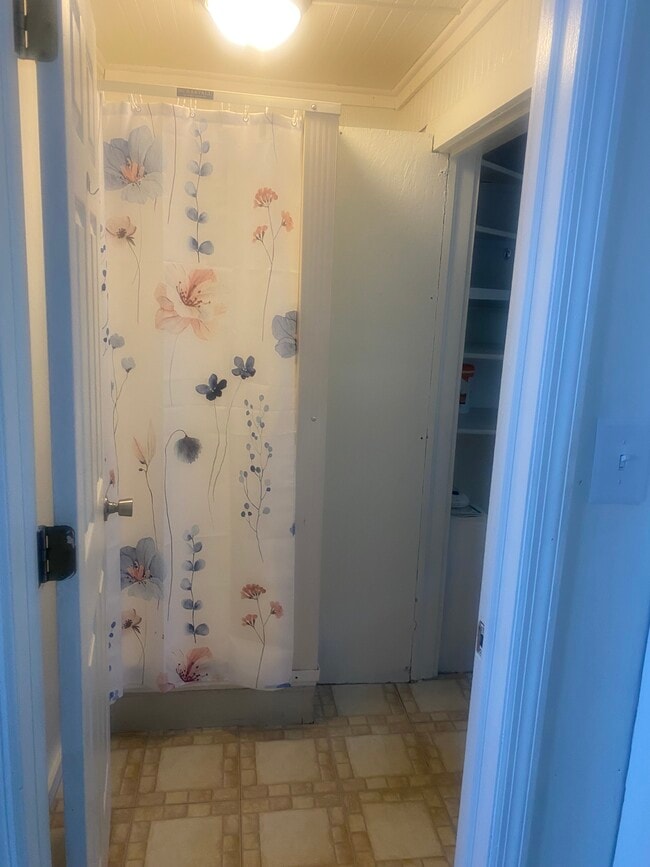 Building Photo - 589 E Losey St