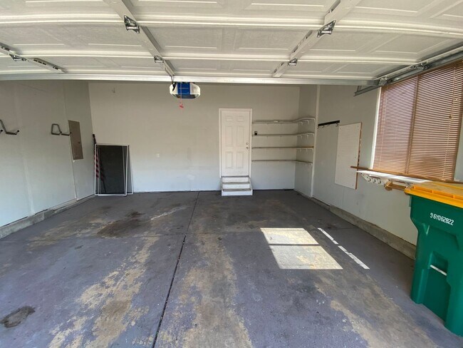 Building Photo - 5 Bedroom/ 3 Bath Home