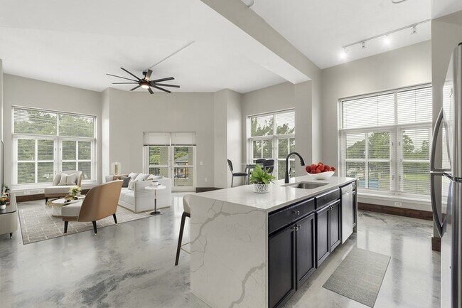 Building Photo - Large Corner Condo with a View