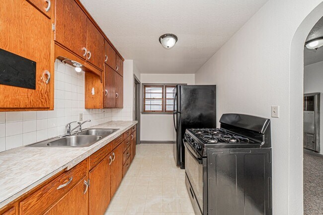 Building Photo - 411 W 5th St