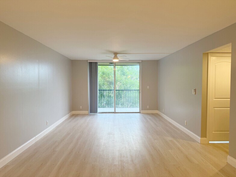 Building Photo - 3300 W Rolling Hills Cir