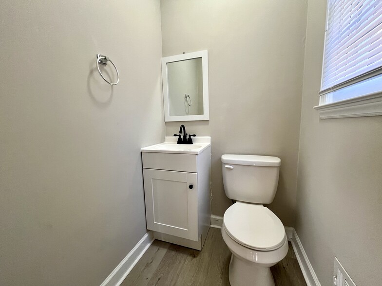 Building Photo - 510 Martha Ave