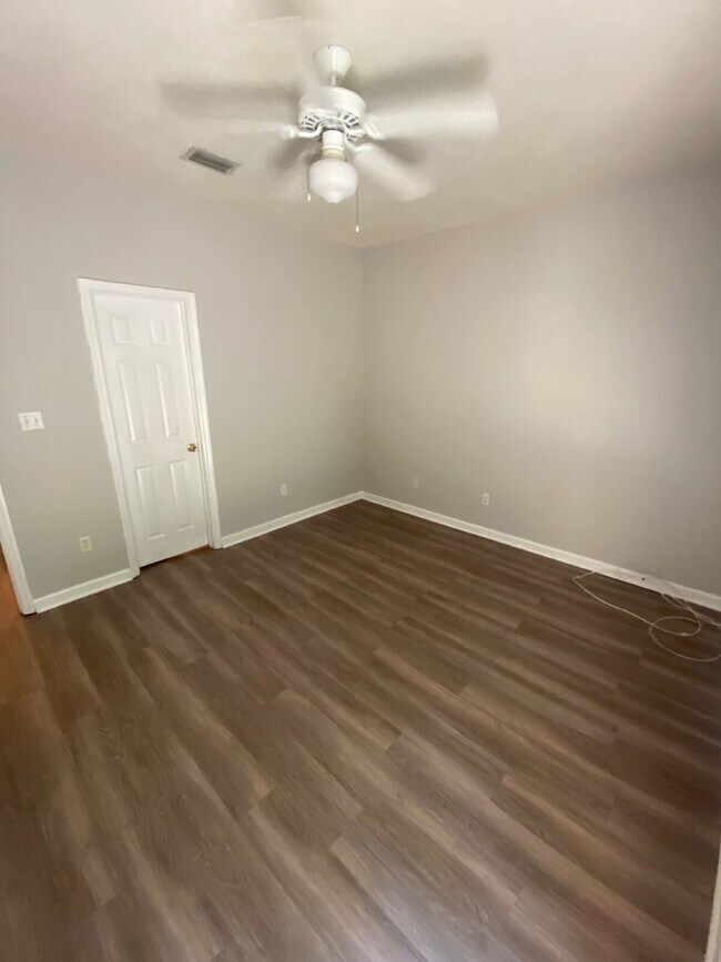 Building Photo - Lovely Three bedroom/two bath townhouse off Blairstone Road!