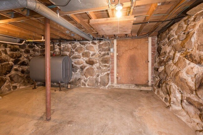 Building Photo - 5 McDaniel Rd