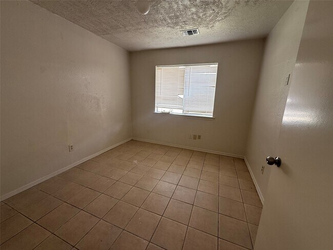 Building Photo - 2114 W Greens Rd