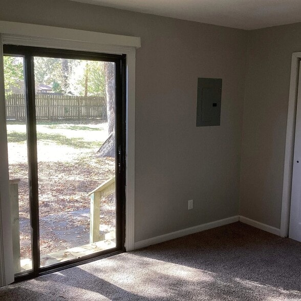 Building Photo - 713 Brewer St