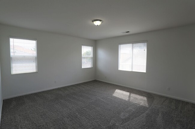 Building Photo - Spacious family home