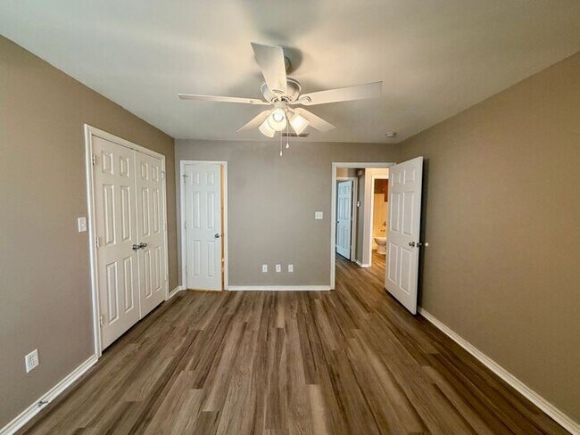 Building Photo - 2 Bedroom, 2 Bathroom Duplex!