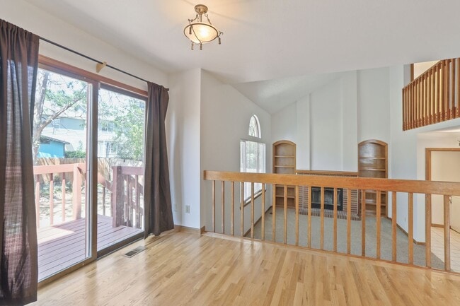 Building Photo - Beautifully Updated 3BR/2.5BA Home in Longmont – $300 Off First Month's Rent