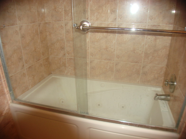 jacuzzi in master bathroom - 6276 186th NW St