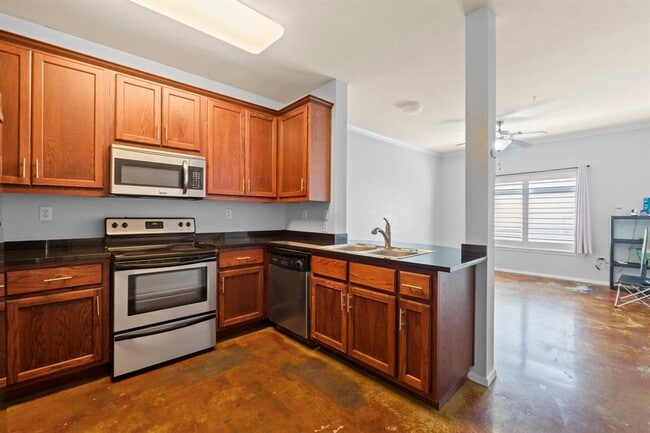 Building Photo - 910 W 25th St