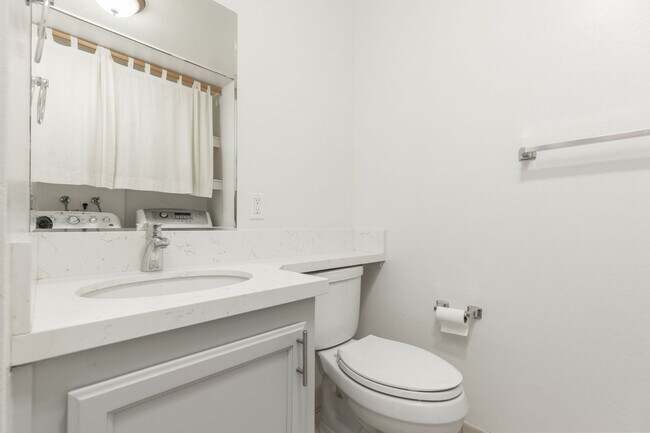 Building Photo - Lovely 2 Bedroom Condo in Danville