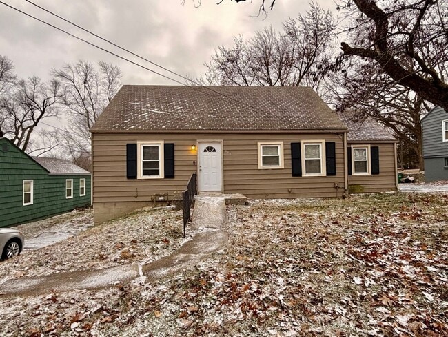 Building Photo - 809 NE Maple Dr