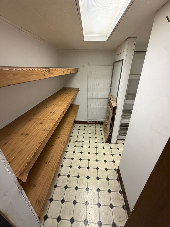 Building Photo - Spacious 4BR in a Quiet, Private Pocket