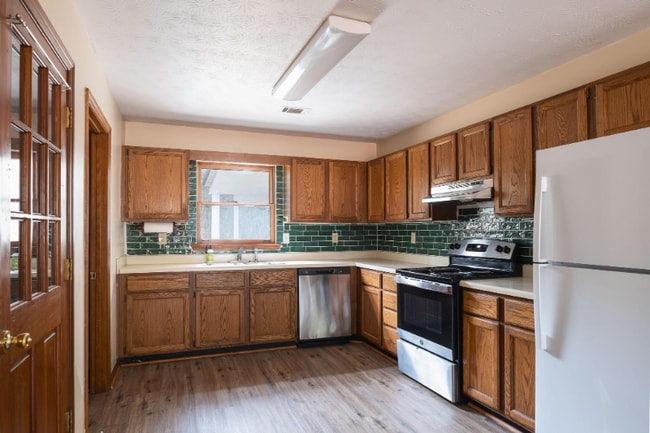 Building Photo - 1190 Duncan Rd