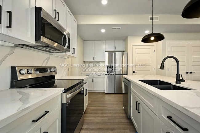Building Photo - Oak Ridge Falls – Exterior Unit with 2-Car Garage! July Specials Available Now!