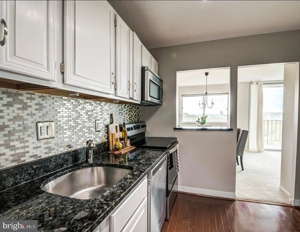 Kitchen - 2059 Huntington Ave