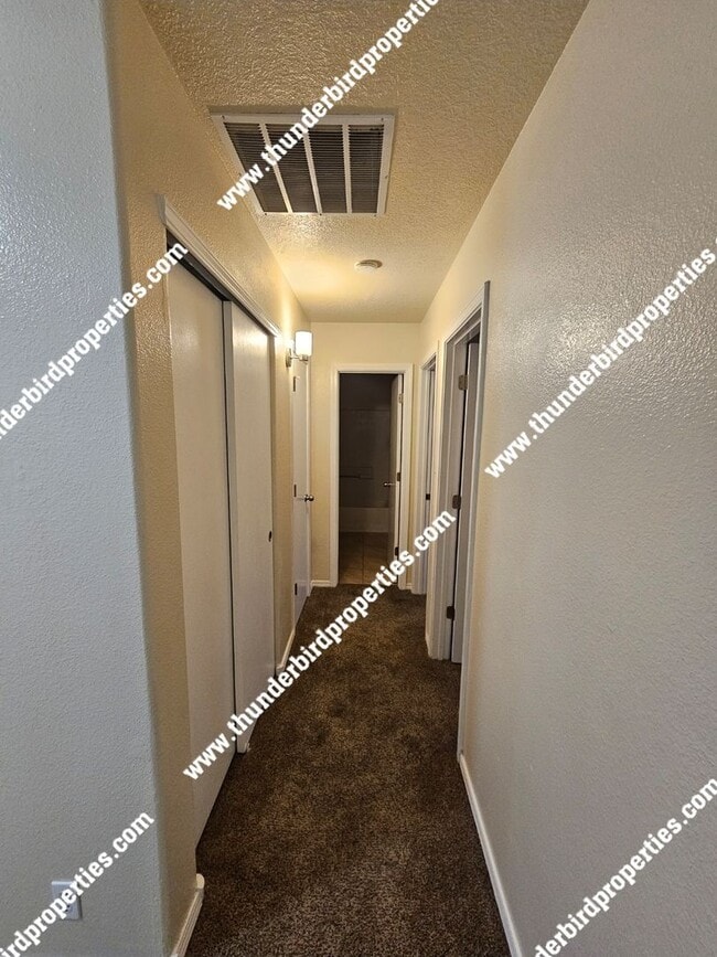 Building Photo - Great location - 4 Bedroom, 2 Bathroom, 2 ...