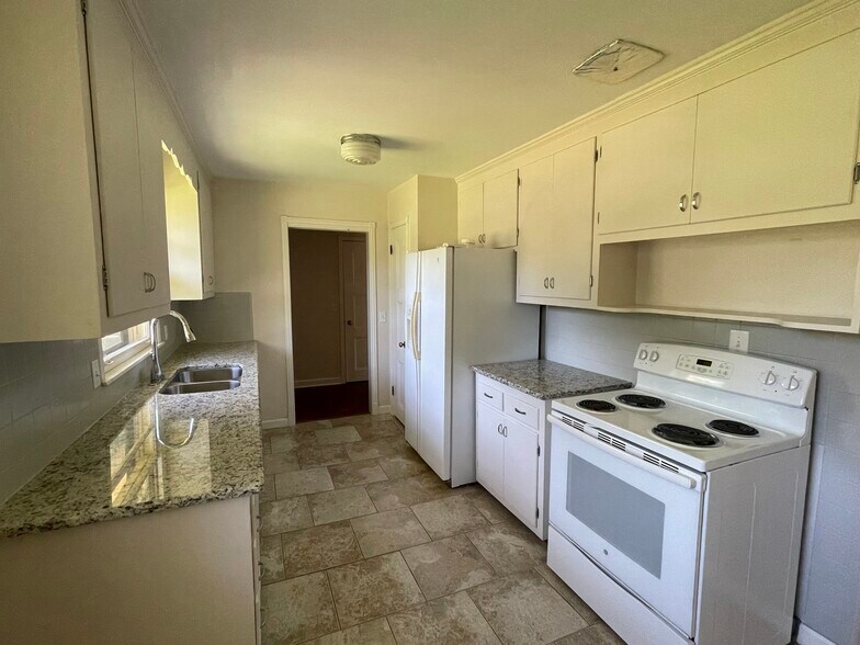 Kitchen - 2800 Glenoaks Dr