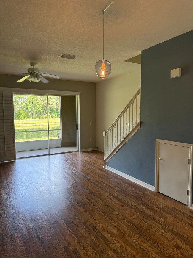 Building Photo - Spacious 2 Bedroom, 1.5 Bath Townhouse For Lease