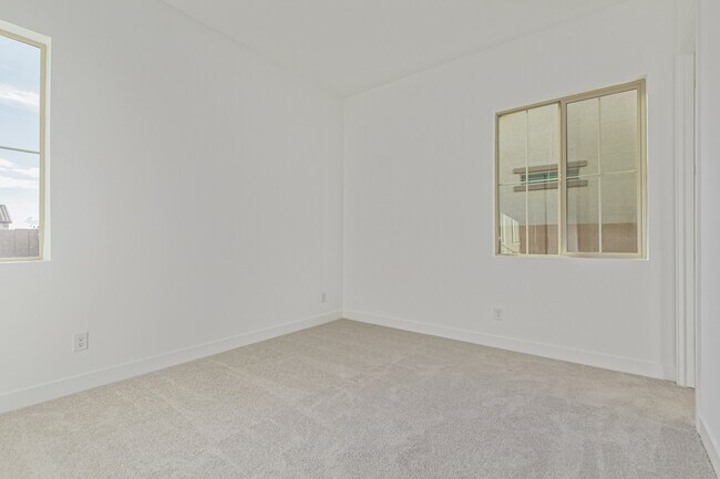 Building Photo - 713 W Longwood Dr