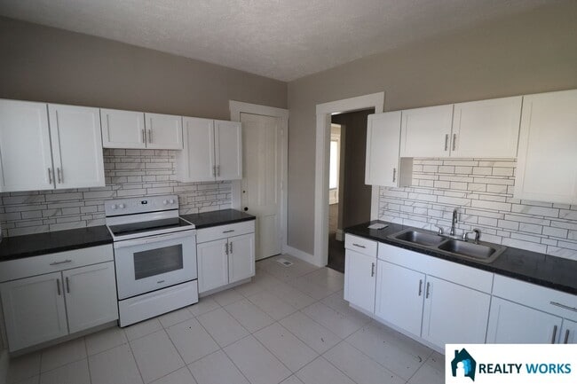 Building Photo - Spacious Two Bed One and a Half Bath