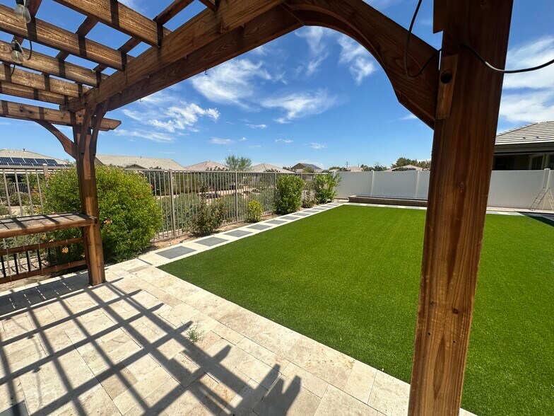 Building Photo - 2518 E Novak Way