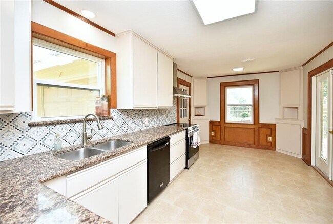 Building Photo - 1811 Laurel Oaks Dr
