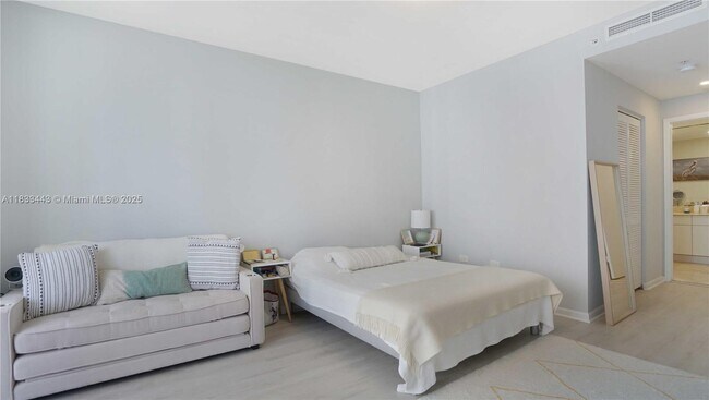 Building Photo - 801 Brickell Key Blvd