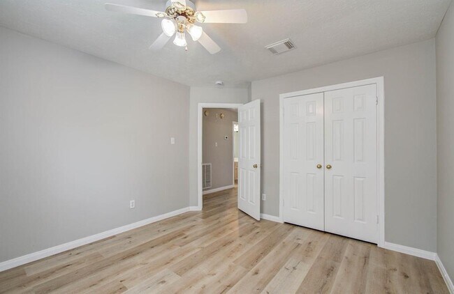 Building Photo - 911 E Hampton Dr