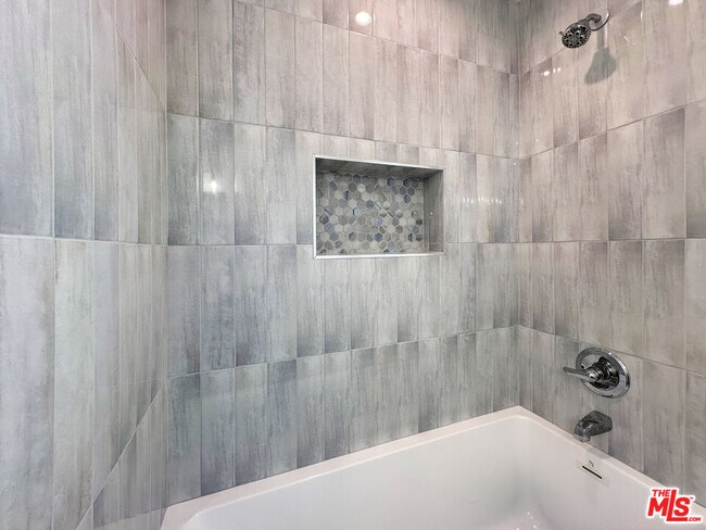 Building Photo - 5930 Willoughby Ave