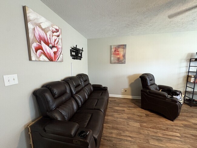 Building Photo - 515 Fox Trot Dr