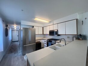 Building Photo - 2Bd 2Ba Waterfront Mariners Cove Condo in ...