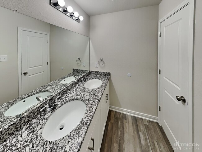 Building Photo - 15569 Taylorcrest Dr