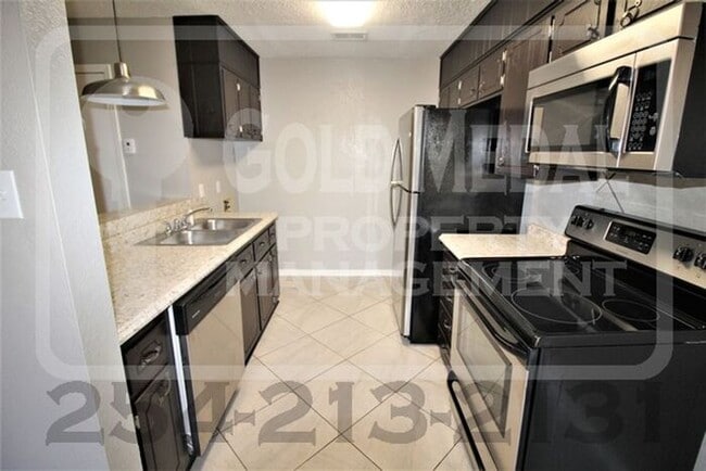 Building Photo - A charming 2-bedroom, 1.5-bathroom townhome now available for rent!