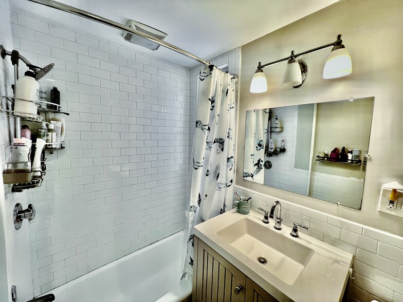 Full Bathroom - 61 Wenham St