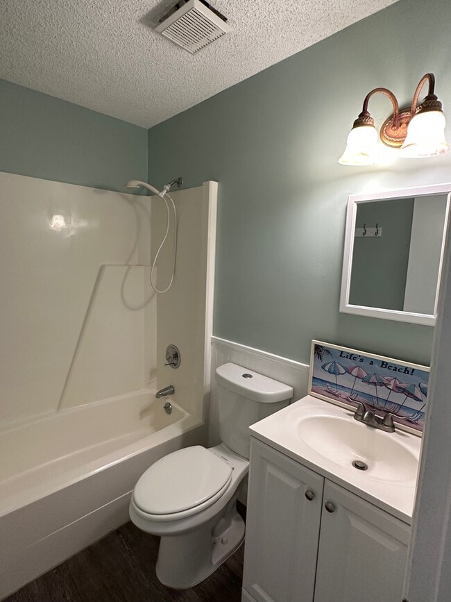 Building Photo - 647 Goodwin Ave