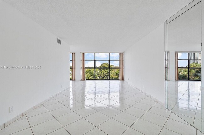 Building Photo - 600 Parkview Dr