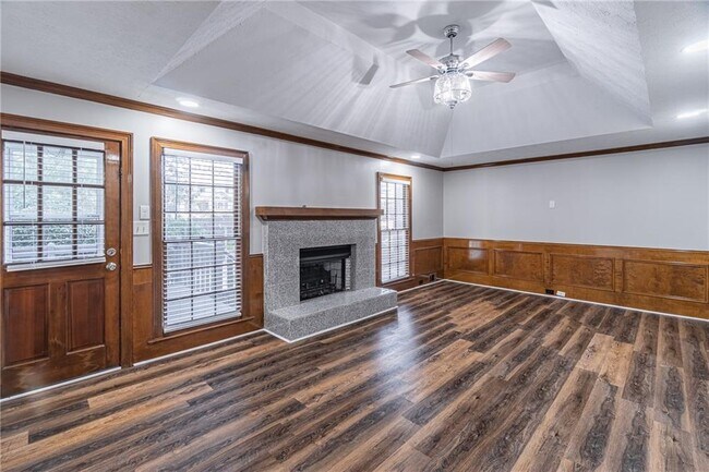 Building Photo - 736 Singley Dr
