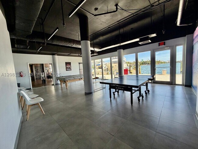 Building Photo - 900 Bay Dr E