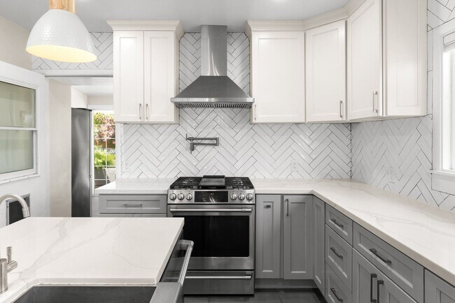 Building Photo - Beautiful Duplex In Highly Desirable San Rafael!