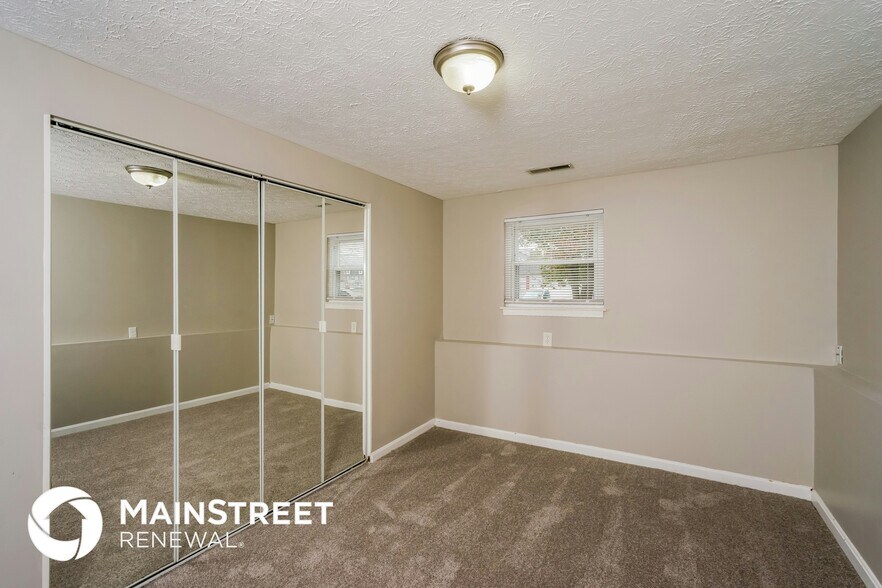 Building Photo - 10509 Hillpark Dr