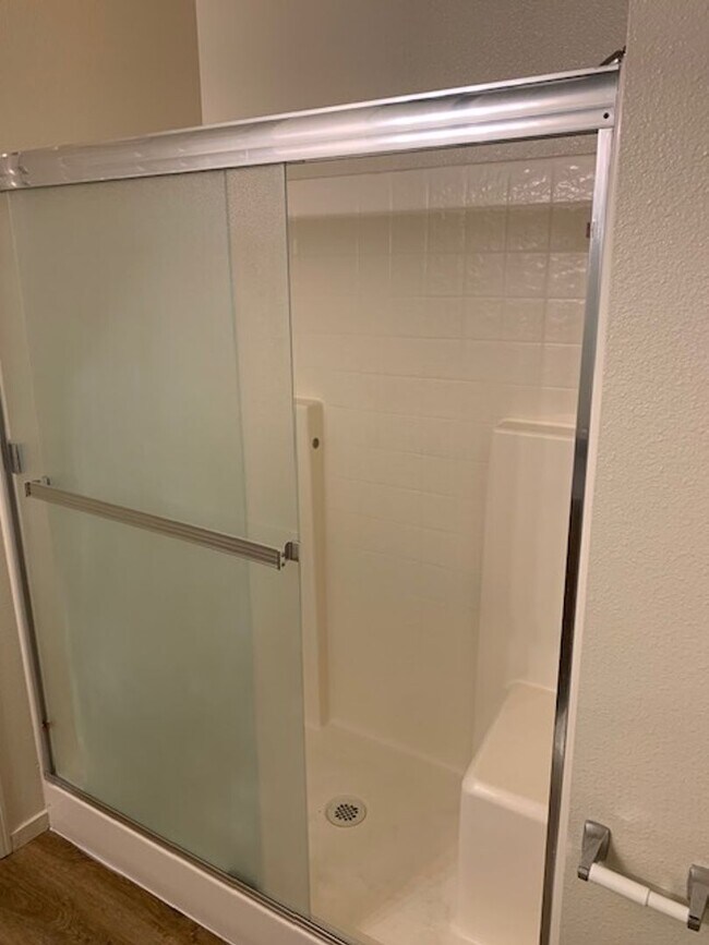 Building Photo - 2 Bed/2 Bath