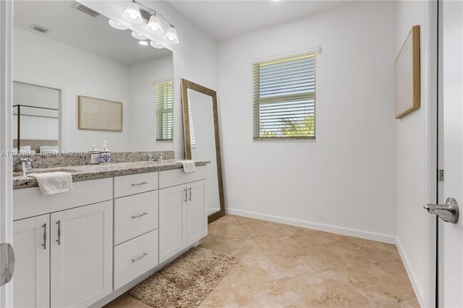 Building Photo - 4820 Longwood Lake Sq