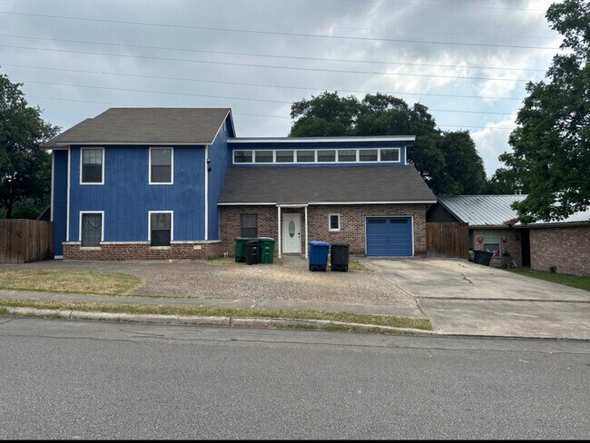 Main home for lease is on the right side. - 7234 Coral Spgs
