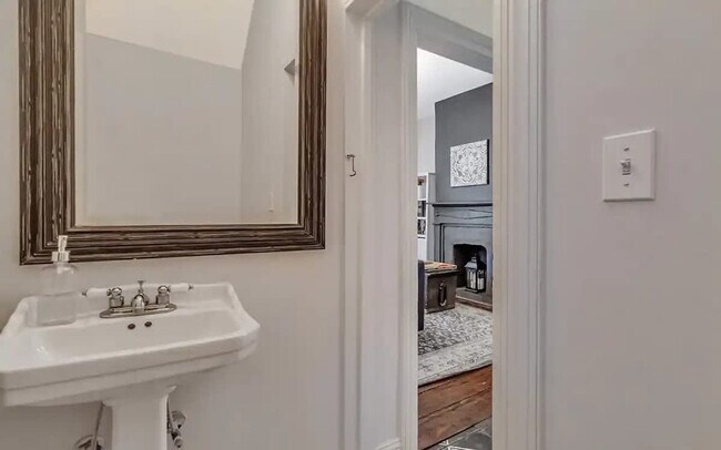 Building Photo - 515 E Huntingdon St